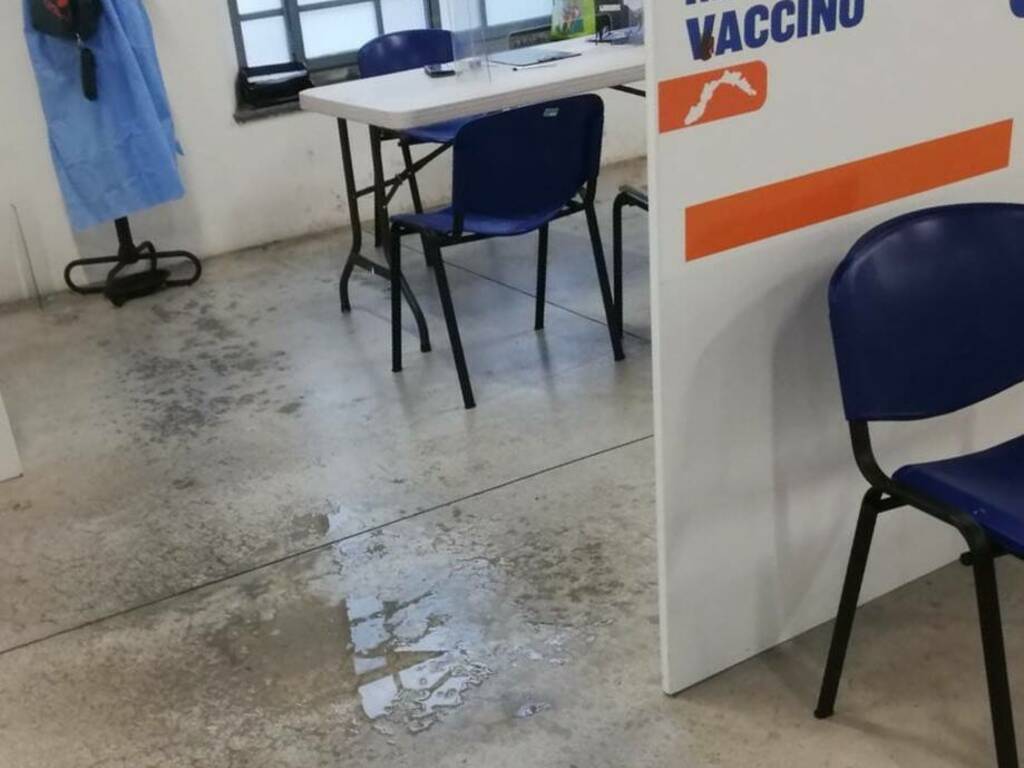 Piove all'interno del centro vaccinale ex Fitram