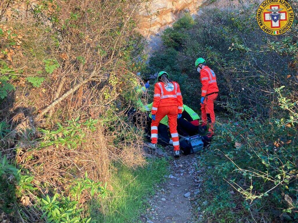 Cade facendo arrampicata, soccorsa alla Rocchetta di Lerici