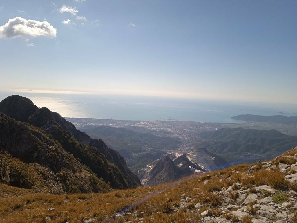 Carrara e parte della Val di Magra viste dal sentiero che porta al Monte Sagro, Alpi Apuane