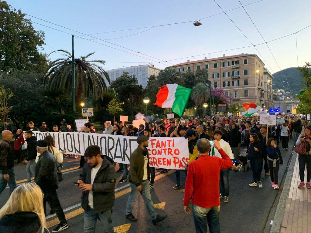 Il corteo "no greenpass" visto da Via Chiodo