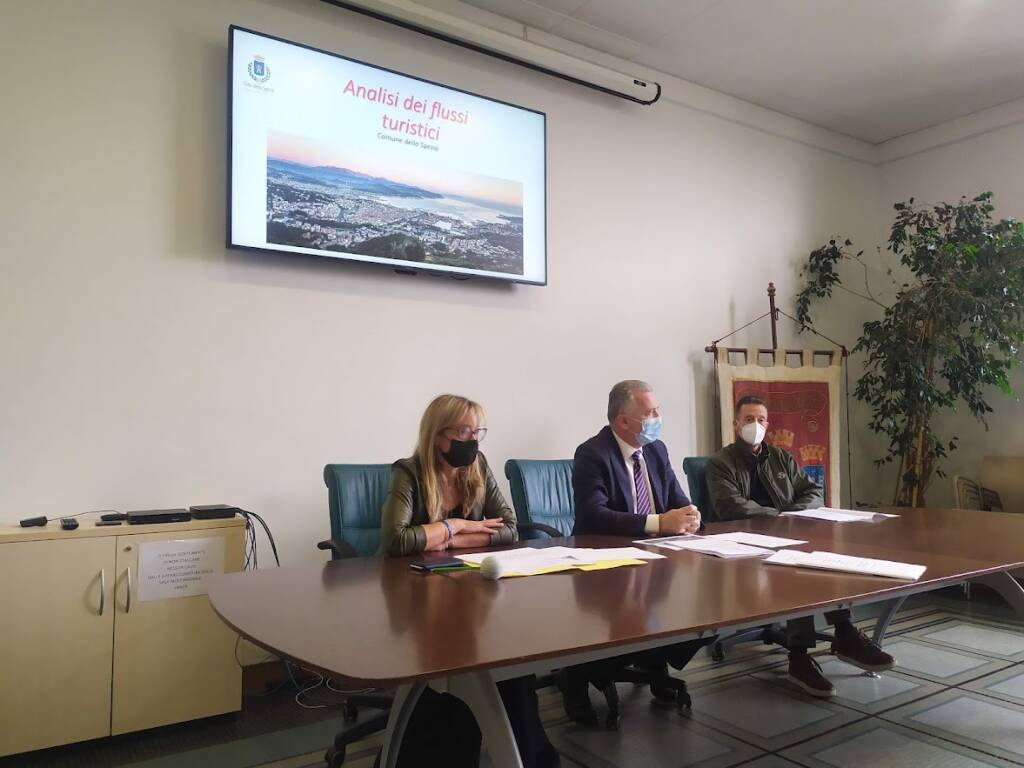 L'assessore Frijia, il sindaco Peracchini e Servadei per le associazioni di categoria nel corso della conferenza stampa sull'analisi dei flussi turistici