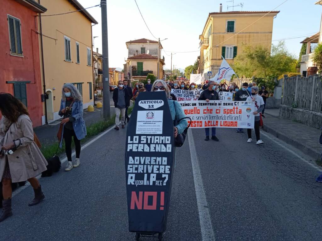 La manifestazione in difesa dell'ospedale San Bartolomeo e della gestione pubblica della sanità