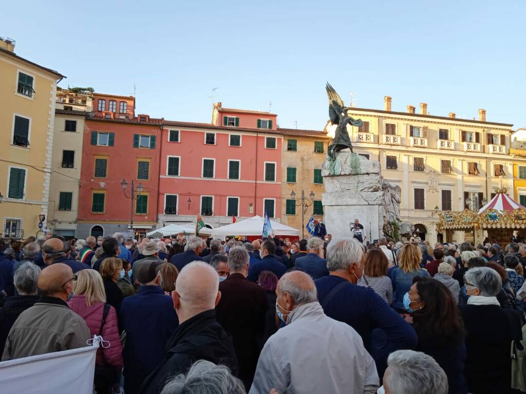 La manifestazione in difesa dell'ospedale San Bartolomeo e della gestione pubblica della sanità