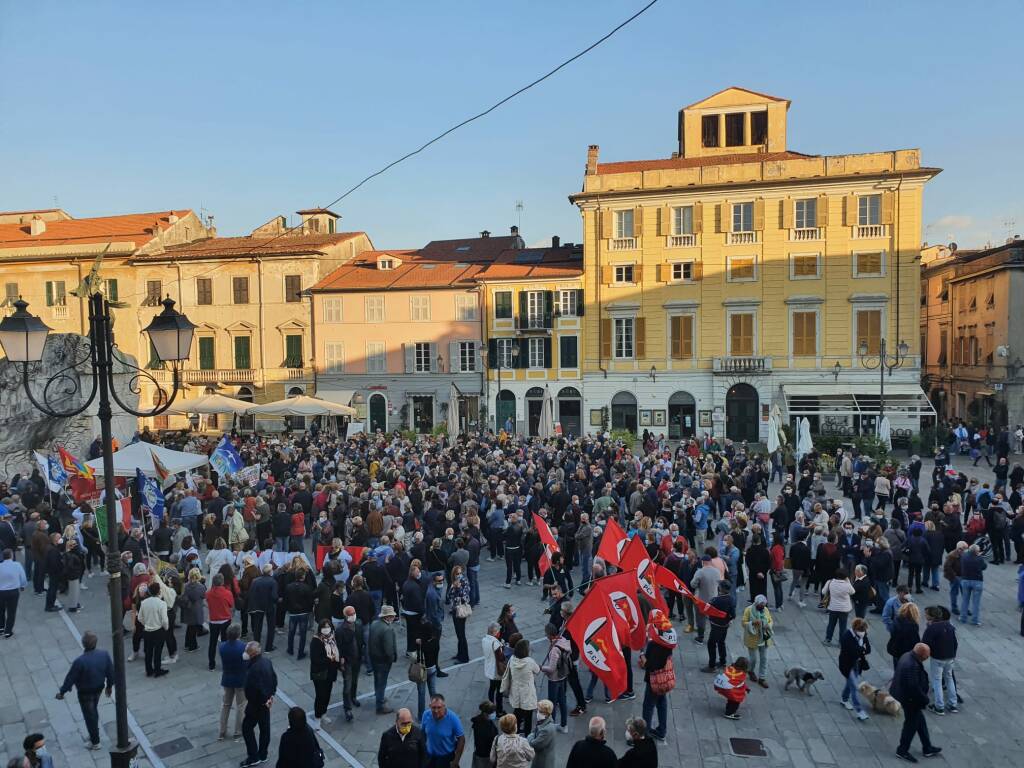 La manifestazione in difesa dell'ospedale San Bartolomeo e della gestione pubblica della sanità