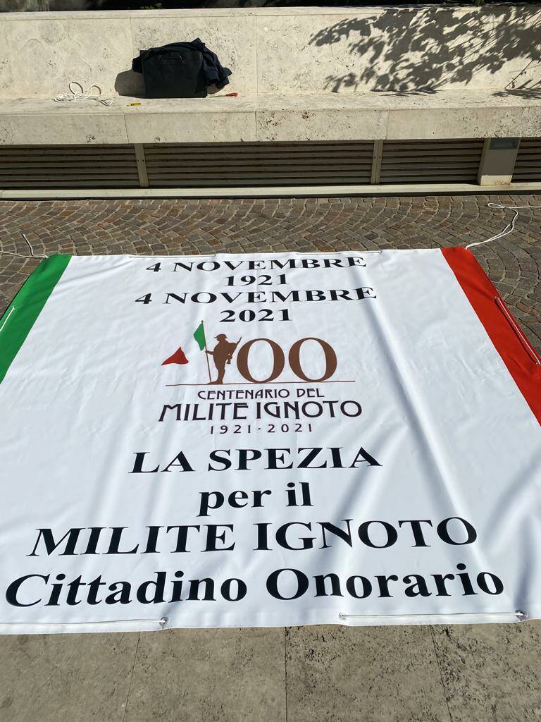 Milite ignoto, affisso sulla facciata di Palazzo Civico uno striscione commemorativo