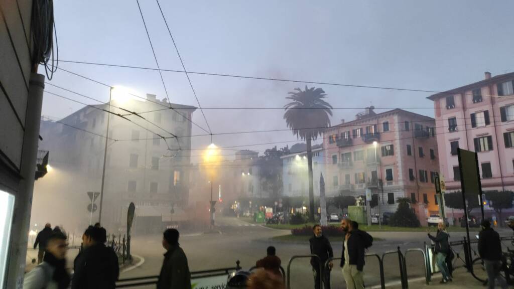 Piazza Saint Bon e Viale Fieschi: la nebbia e il rosso dei fumogeni