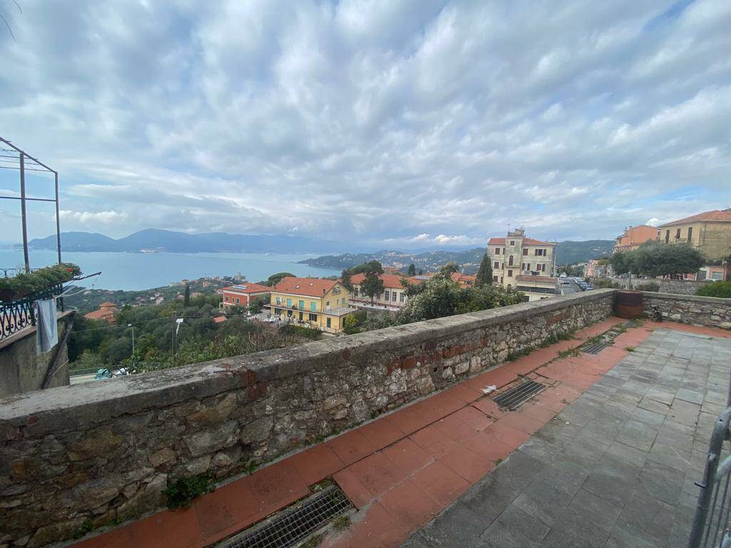 Piazza Santa Croce alla Serra