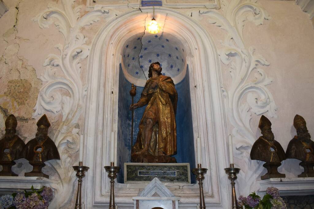 Varese Ligure, Pelosa, oratorio, la statua di San Pellegrino (2021) (foto Giorgio Pagano)