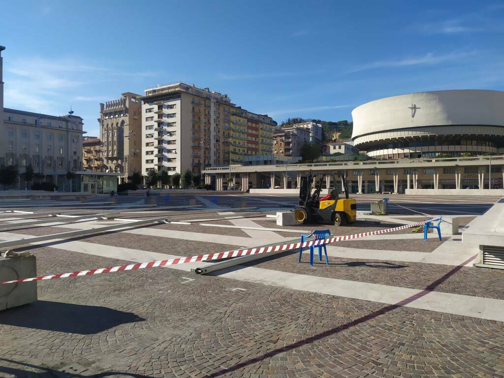 Allestimenti della pista del ghiaccio al coperto in Piazza Europa