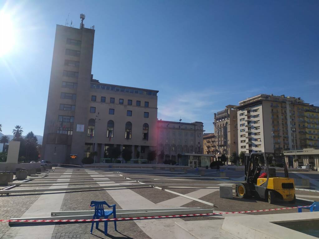 Allestimenti della pista del ghiaccio al coperto in Piazza Europa