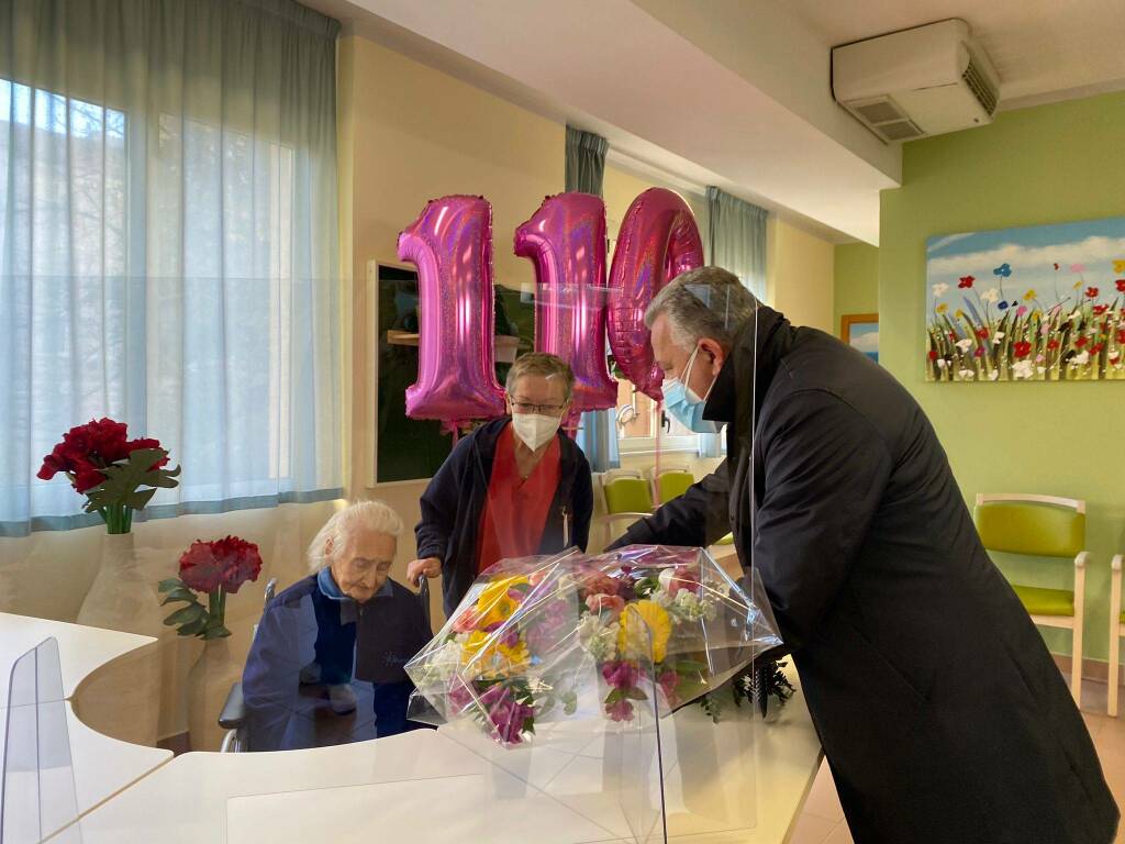 Il sindaco Pierluigi Peracchini consegna un mazzo di fiori a Ines Sommovigo Majoli che ha compiuto 110 anni