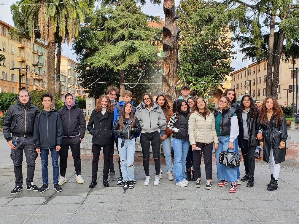 La classe VA del liceo Mazzini nella foto postata su Facebook dalla Camera di Commercio della Maremma e del Tirreno