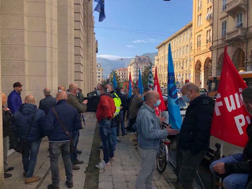 Sindacati e lavoratori del settore ambiente in presidio davanti alla Prefettura