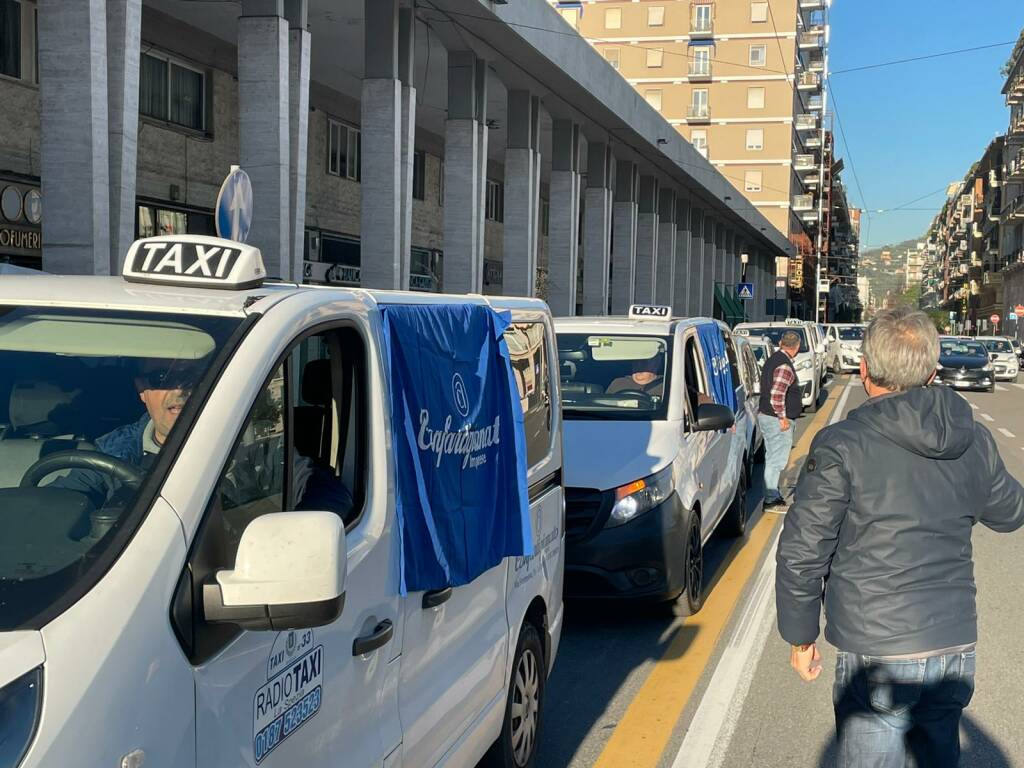 Tassisti in protesta in Piazza Europa