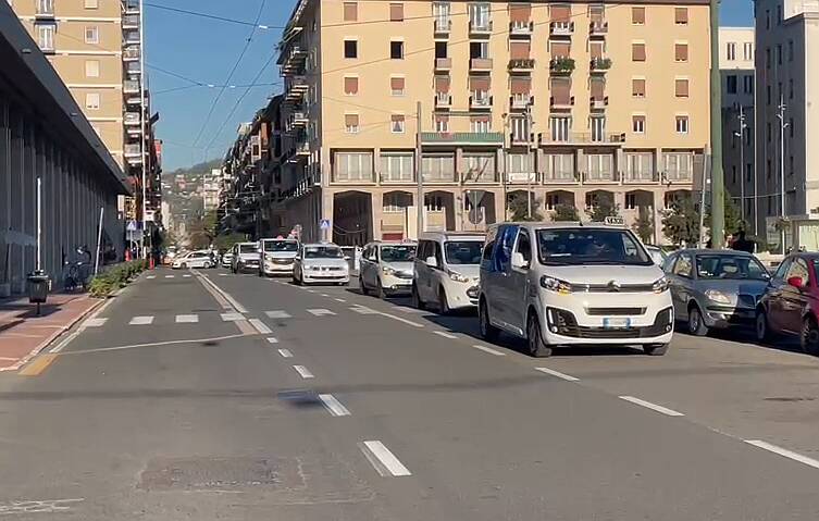 Tassisti in protesta in Piazza Europa