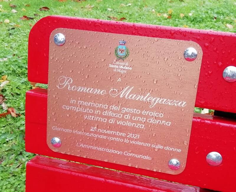 Una panchina rossa in memoria di Romano Mantegazza