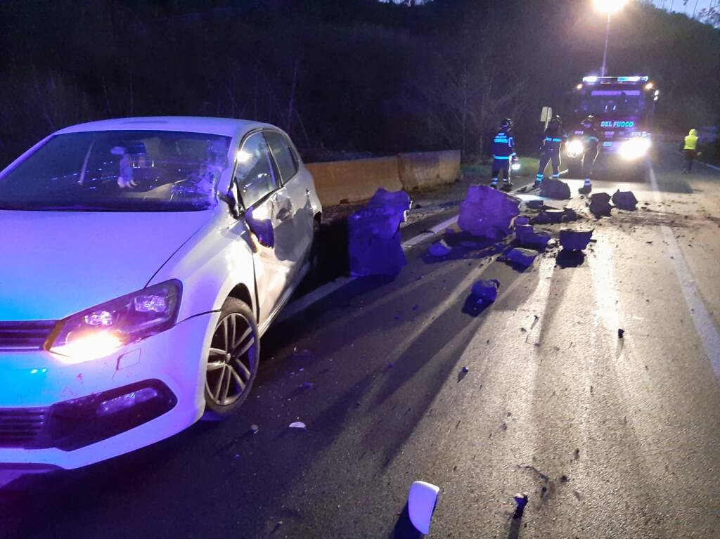 Auto travolta da massi per una frana tra Brugnato e Rocchetta