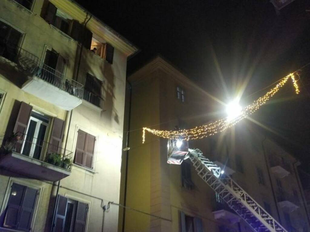 Distacco di un cornicione in Vicolo della Sprugola