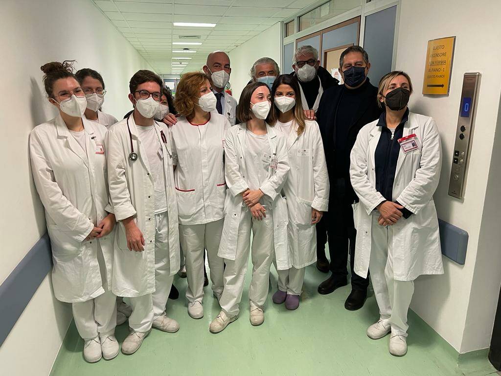 Il presidente Toti con il personale sanitario al San Martino