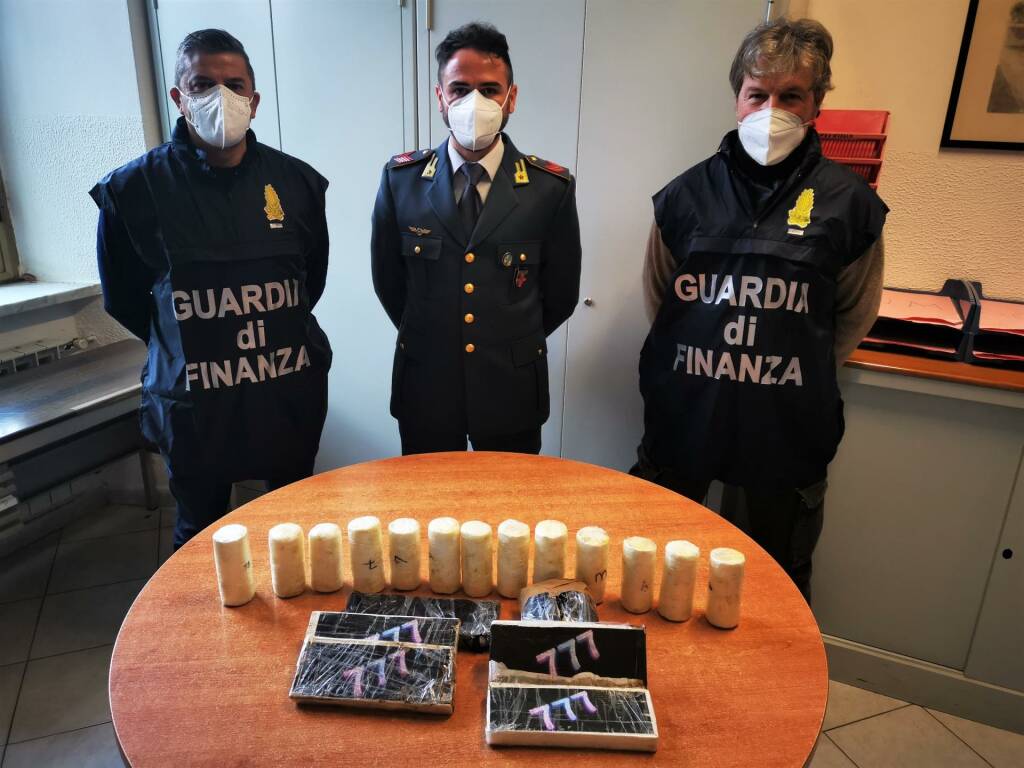 Il ritrovamento dei 6 chili di cocaina da parte della Guardia di finanza