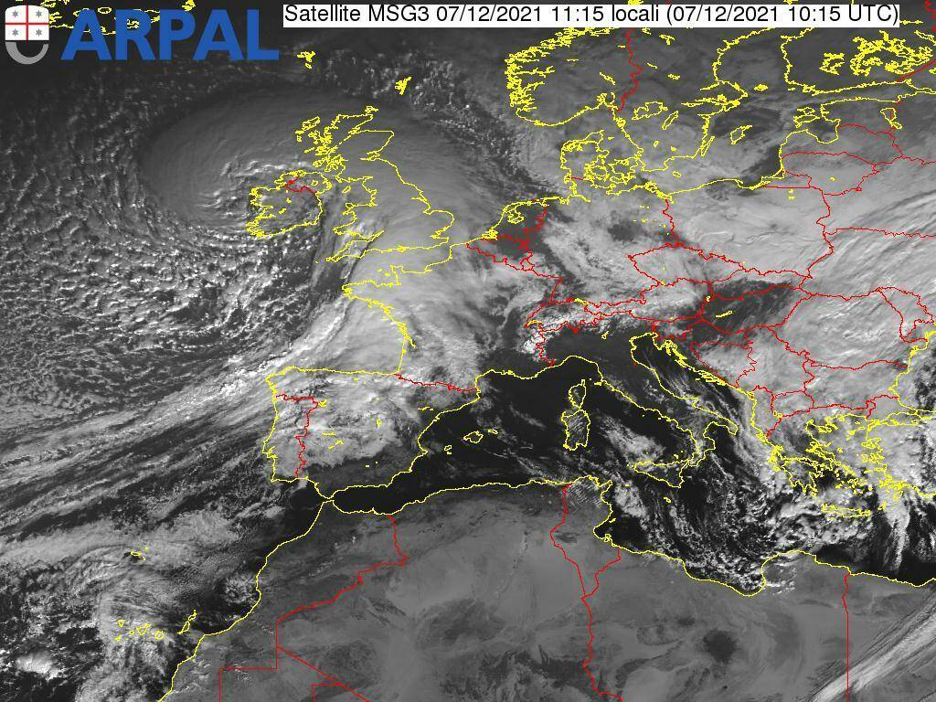 La cartina con le zone interessate dall’allerta, la scansione dell’allerta e lo scatto del satellite sul Mediterraneo alle ore 11.15.