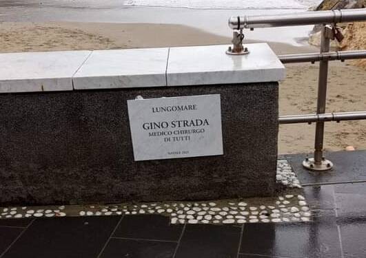 La targa per Gino Strada, foto comparsa sul gruppo pubblico Buongiorno Lerici