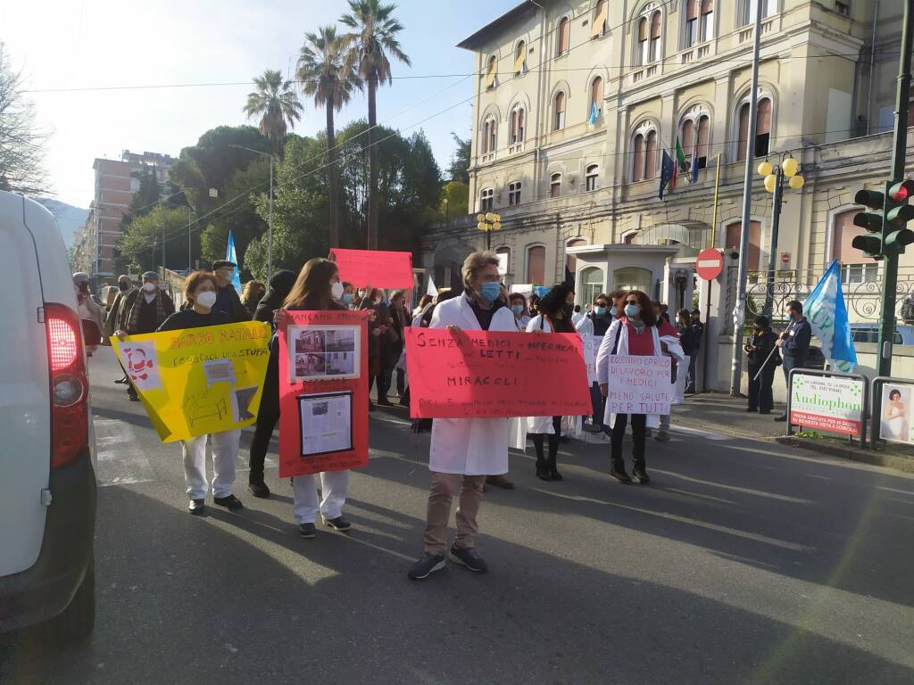 Manifestazione per la sanità davanti al Sant'Andrea