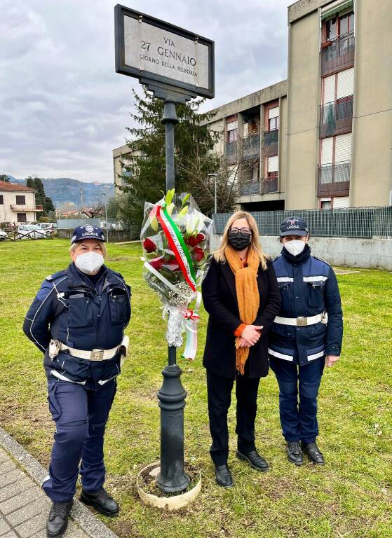 Giorno della Memoria, un mazzo di fiori e l'invito a una riflessione perenne