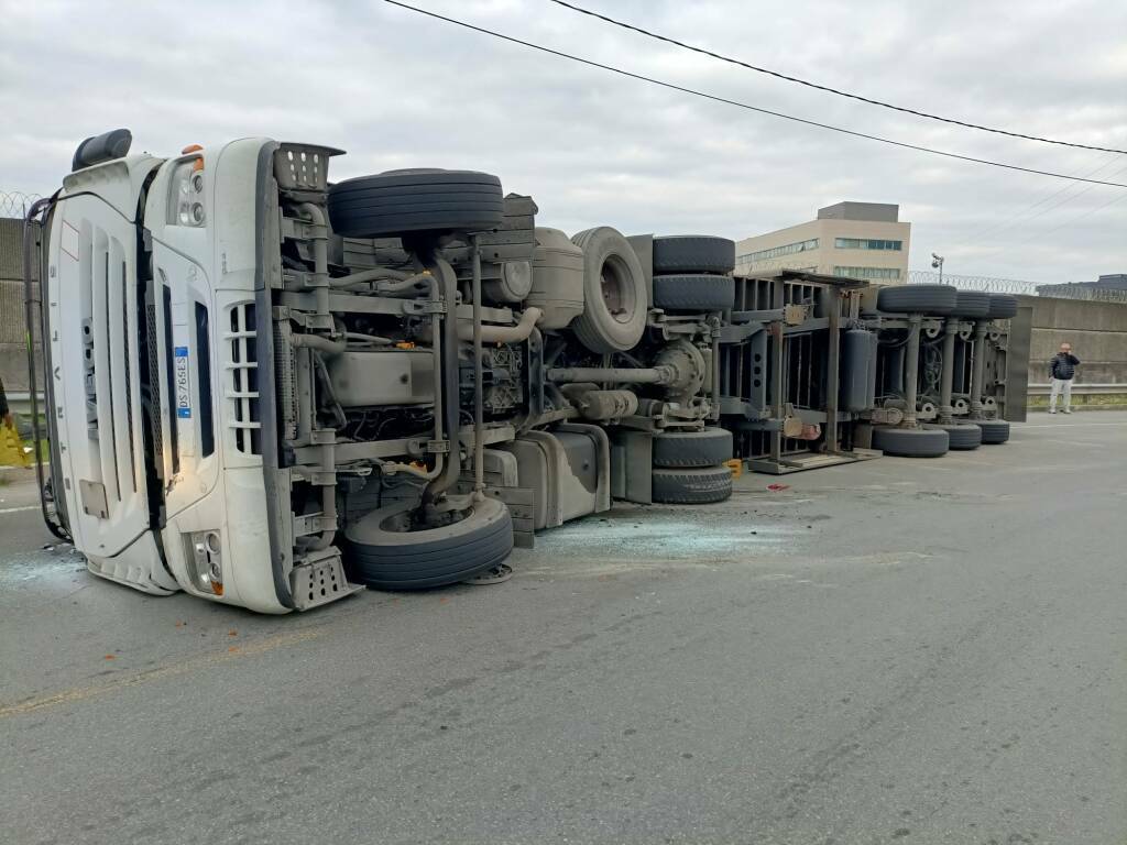 Incidente stradale tra Via Valdilocchi e Via Privata Oto, si ribalta un tir