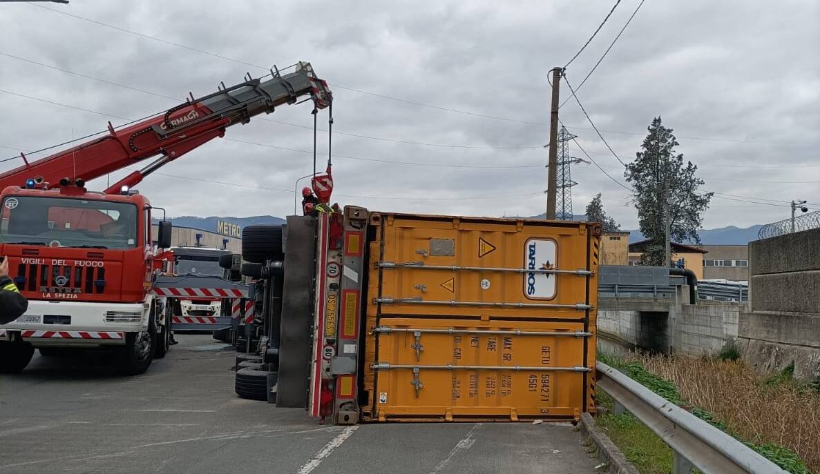 Incidente stradale tra Via Valdilocchi e Via Privata Oto, si ribalta un tir