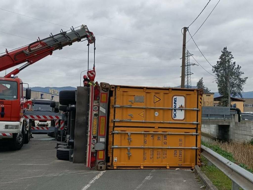 Incidente stradale tra Via Valdilocchi e Via Privata Oto, si ribalta un tir