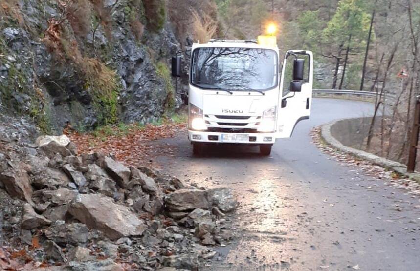 La frana sulla strada tra Camporione e Pavareto