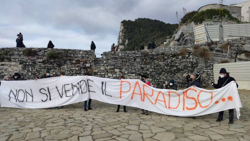 La manifestazione contro la vendita del "giardino pantesco" di Porto Venere