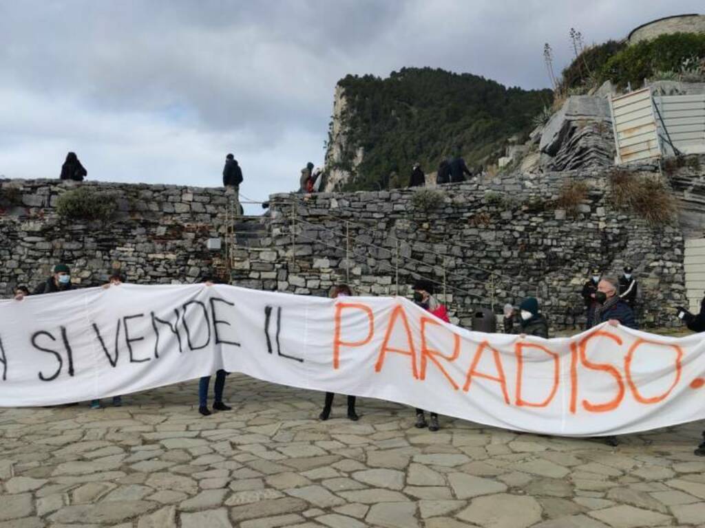La manifestazione contro la vendita del "giardino pantesco" di Porto Venere