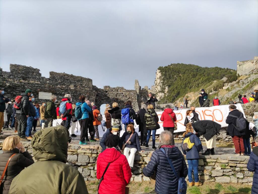 La manifestazione contro la vendita del giardino pantesco di Porto Venere