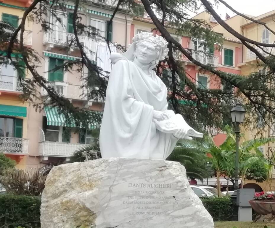 La statua di Dante inaugurata a Lerici il 30 dicembre 2021