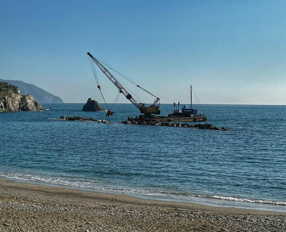 Monterosso, intervento in corso sulla scogliera dalla spiaggia antistante il centro storico