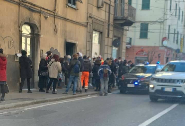 Persone in coda savanti agli uffici Asl di Via Fiume