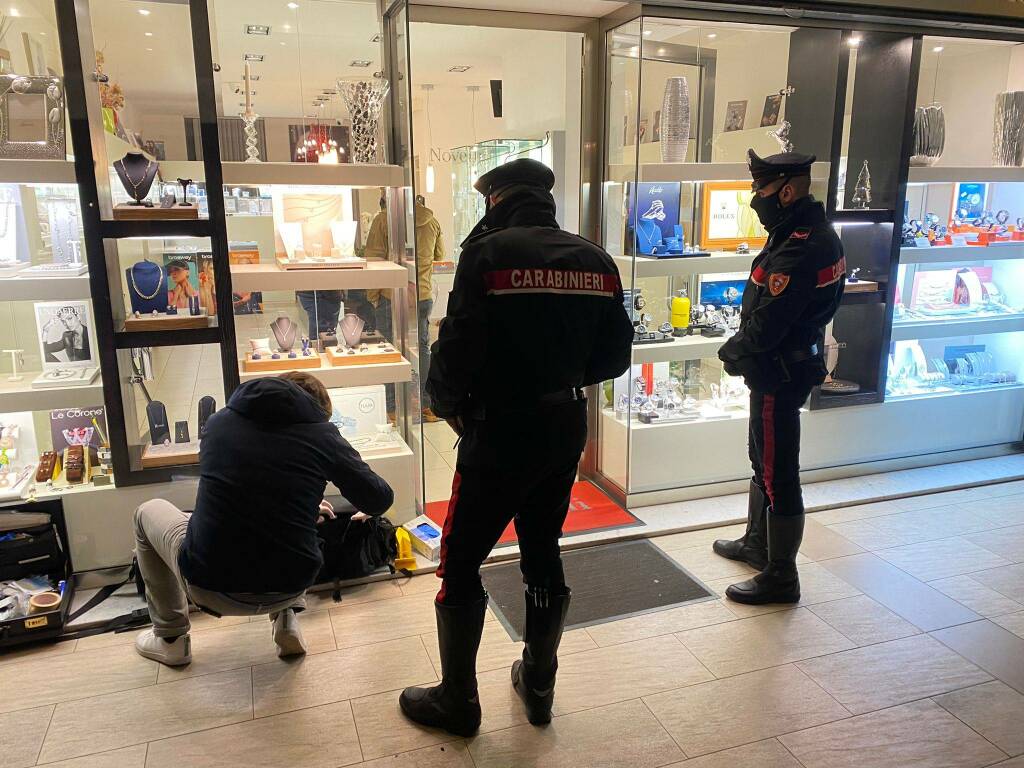 Rapina a Ceparana, carabinieri sul posto