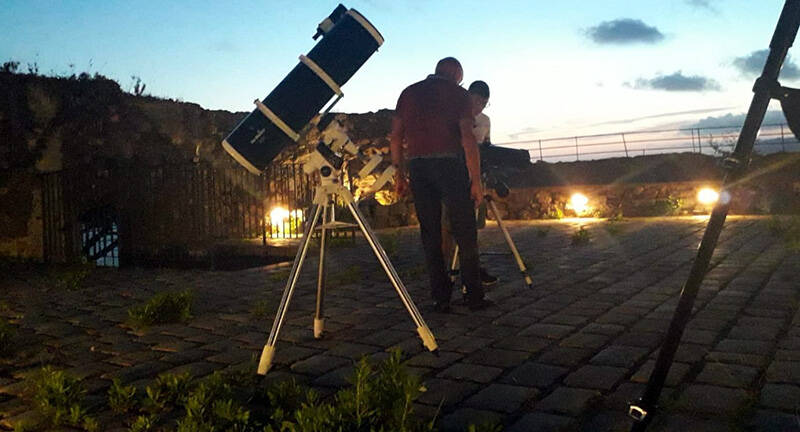 Il Gruppo di astronomia digitale con il telescopio a Riomaggiore per osservare le stelle