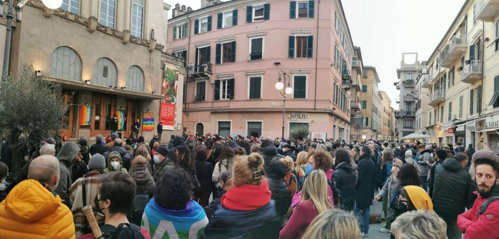 Pacifisti in Piazza Mentana