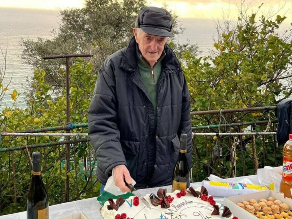 Compie 94 anni Mario Andreoli, ideatore del presepe di Manarola - Città della Spezia