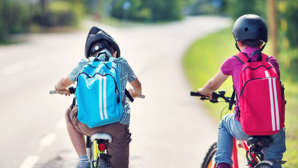 Bambini in bicicletta