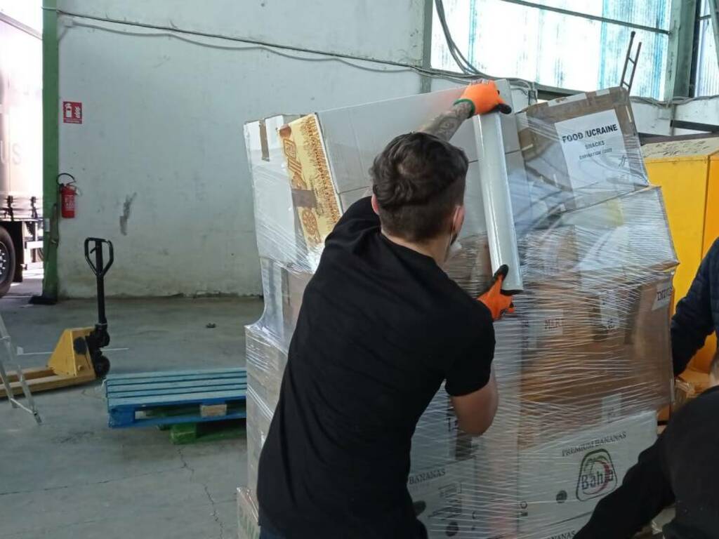 Caritas, parte un furgone pieno di aiuti per l'Ucraina 