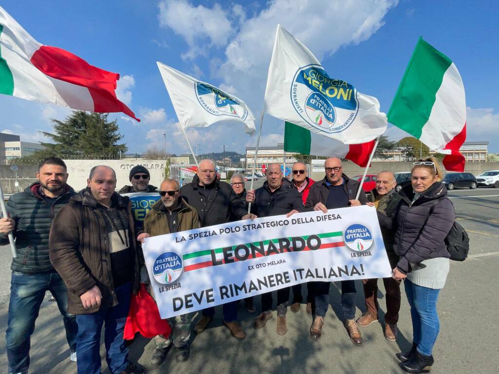 Fratelli d'Italia davanti ai cancelli di Leonardo