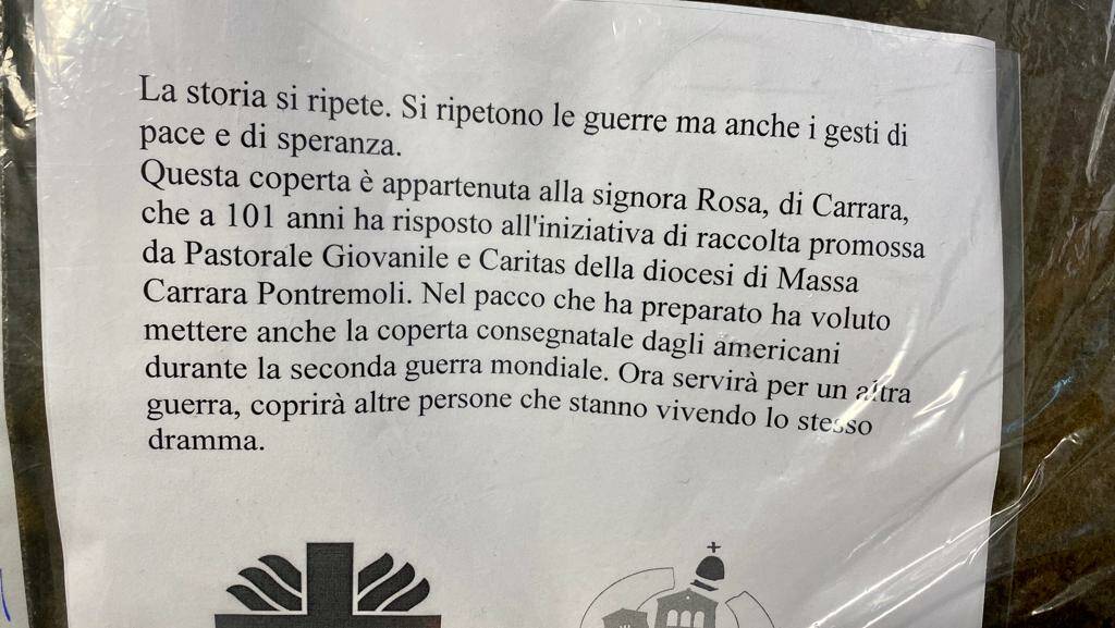 Il messaggio che accompagna la coperta donata da Rosa, 101 anni