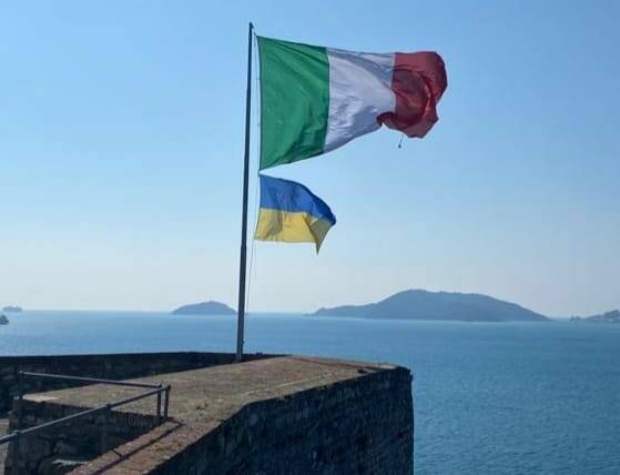 La bandiera dell'Ucraina sul castello di Lerici