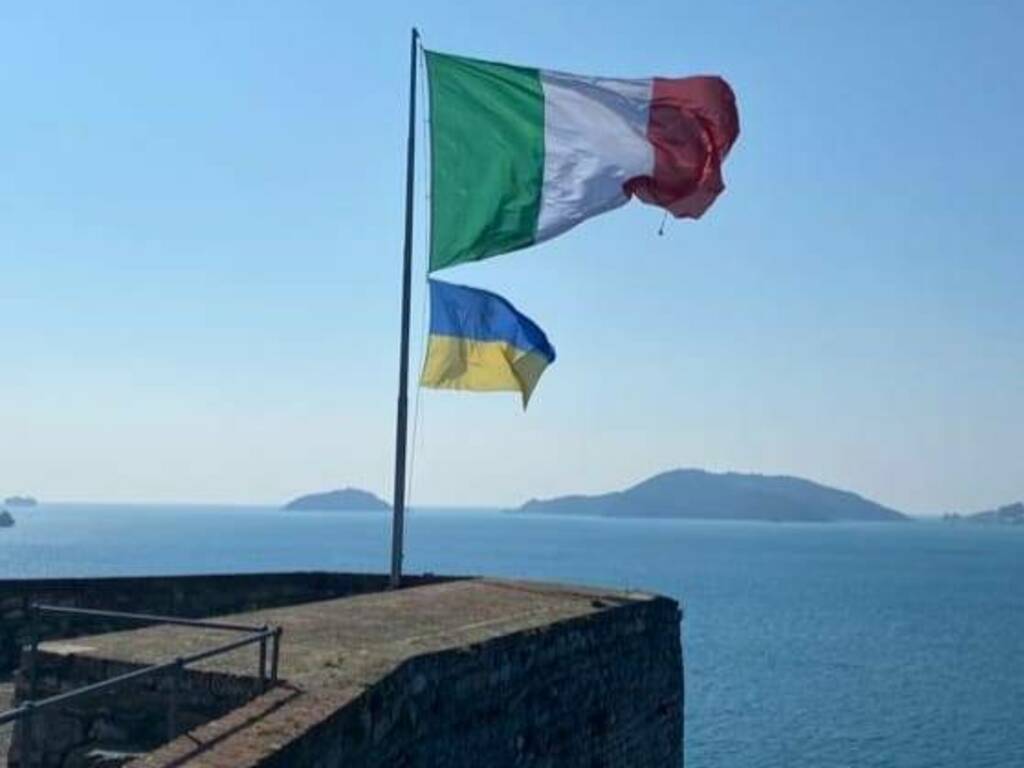 La bandiera dell'Ucraina sul castello di Lerici