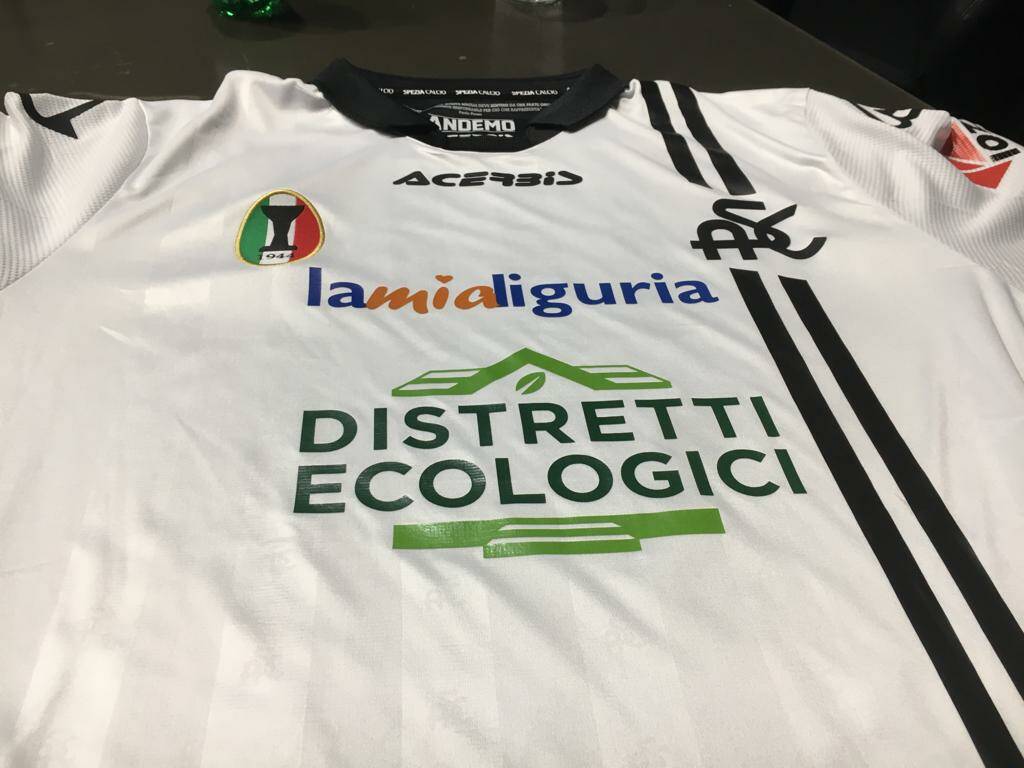 La maglia dello Spezia 2021-22