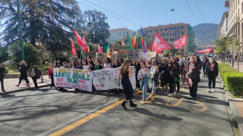 "People not profit!", la manifestazione degli studenti per l'ambiente e la pace